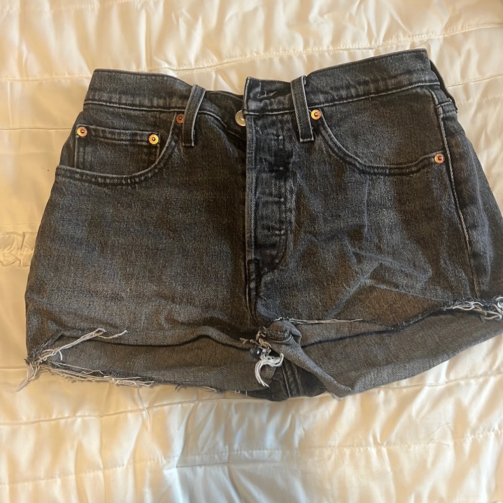 Black wash Levi’s Women 501 shorts